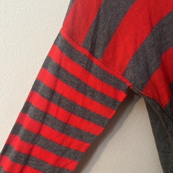 🆕Eric + Lani stripes sweater grey and red 3/4 sleeves size M - Picture 5 of 12